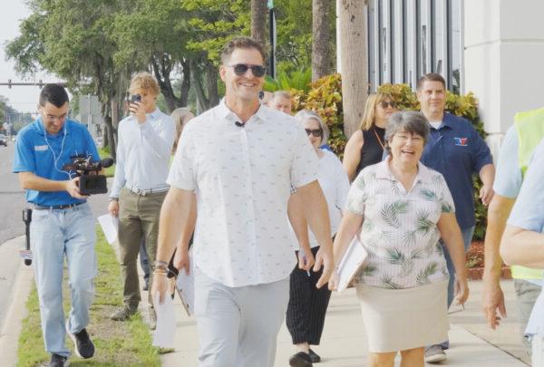 Fred Jones, Director of 澳门足彩app’s Planning + Design Collaborative, leads a Walking Audit during the master planning process with stakeholders in Orange Park, Florida.